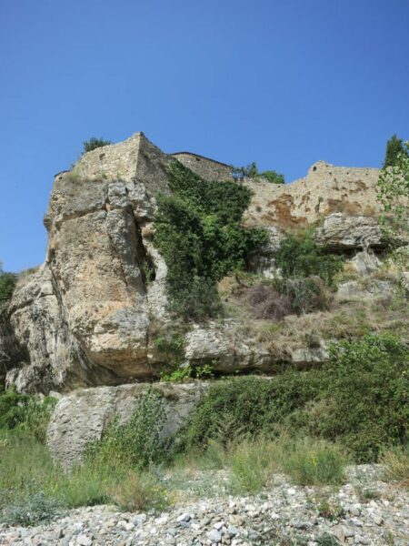 Maison au bord de la falaise au village de Minerve