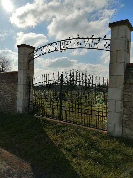 Le portail du Clos bel Air du domaine les Terres Blanches